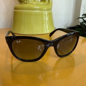 NWOT RAY-BAN BLACK SUNGLASSES RB4216